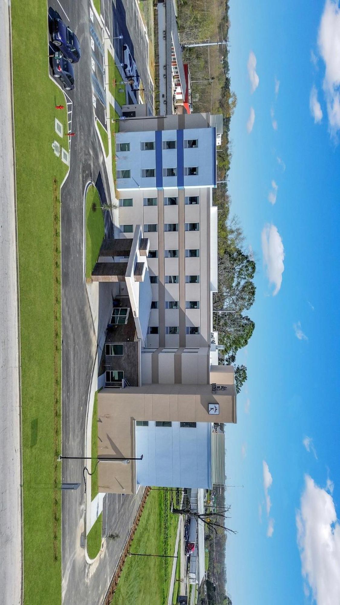 The Kingston 3*